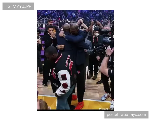 “特写镜头：詹姆斯达成411工程历史性时刻后，与到场观战的家人拥抱”